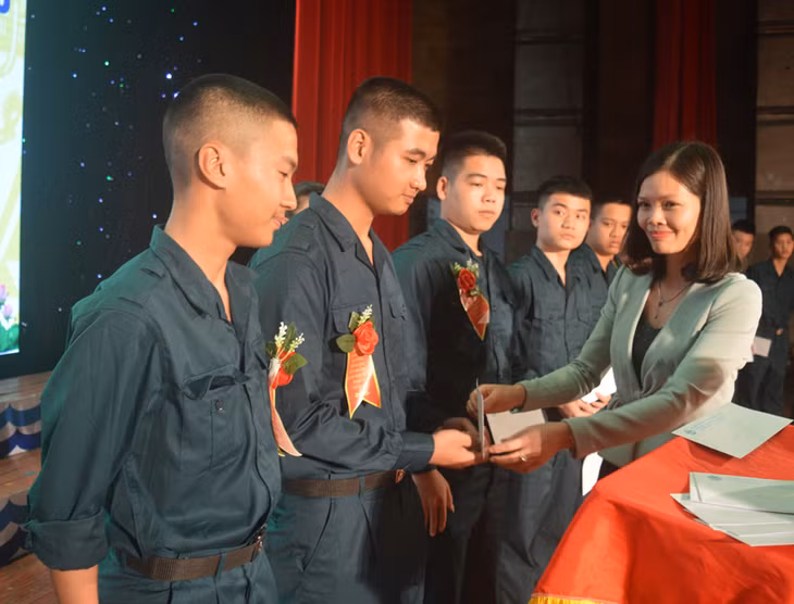 Đại biểu trao quà cho các tân binh có hoàn cảnh khó khăn. 