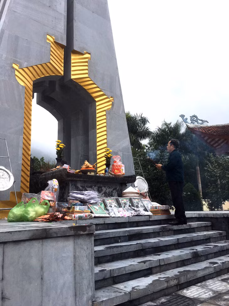 CB Hoàng Như Lý chuẩn bị lễ Tất niên cho đồng đội đã hy sinh vào chiều 28 Tết vừa qua tại