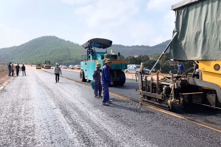 Cũng mùng 8 tết, dự án đường trục chính từ Cảng hàng không quốc tế Vân Đồn đến Khu phức hợp nghỉ dưỡng giải trí cao cấp Vân Đồn dài 15km cũng đã khởi động trở lại. Giai đoạn hiện tại, các nhà thầu đang tập trung thi công cấp phối đá dăm và thảm bê tông nhựa mặt đường.