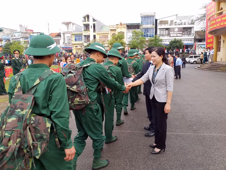 Đồng chí Đỗ Thị Lan, Uỷ viên BTV Tỉnh uỷ, Trưởng Đoàn ĐBQH tỉnh đã đến dự và động viên các tân binh. Cùng dự có lãnh đạo một số sở, ngành của tỉnh.