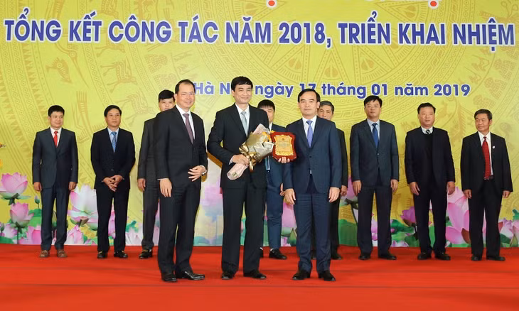  Đồng chí Phạm Văn Minh, Giám đốc Công ty CP than Vàng Danh nhận cúp Doanh nghiệp vì Người Lao động năm 2018 của Công đoàn than khoáng sản Việt nam