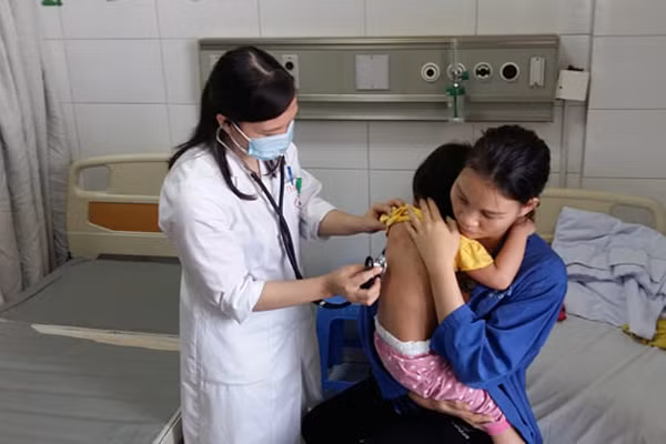 Bé Ngọc bị biến chứng viêm phổi do sởi. Ảnh: Thuý Hạnh.