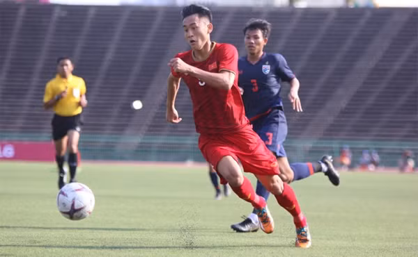Việt Nam chơi trên chân và sở hữu những cơ hội ngon ăn nhưng không thể làm tung lưới đối thủ. Ảnh: Anh Lê.