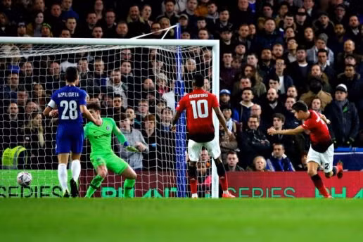  Ander Herrera đánh đầu mở tỉ số cho Man United.