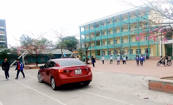 Mặc dù có biển cấm ô tô, nhưng vẫn xuất hiện tình trạng xe ô tô ngang nhiên đi thằng vào sân trường mà không gặp bất kỳ sự cản trở nào từ bảo vệ nhà trường. Ảnh chụp ngày 13/2/2019.