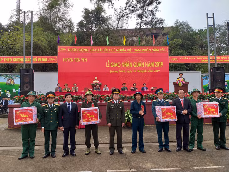 Lãnh đạo huyện Tiên Yên tặng quà cho đại diện tân binh và đơn vị về nhận quân