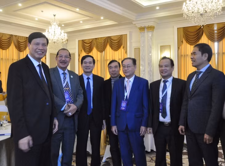 Đồng hành cùng doanh nghiệp là một trong những giải pháp tích xúc tiến đầu tư tại chỗ hiệu quả của Quảng Ninh (Trong ảnh: Lãnh đạo tỉnh gặp gỡ doanh nghiệp, nhà đầu tư bên lề hội nghị công bố kết quả DDCI 2018 vào tháng 1 vừa qua).