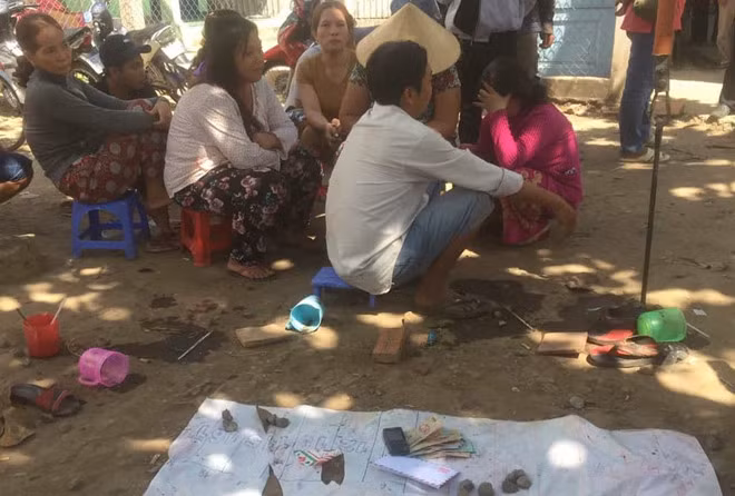 Nhóm có mặt ở sới bạc cùng tang vật tại hiện trường. Ảnh: Anh Minh.