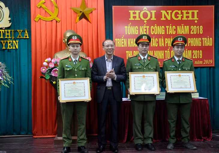 Đồng chí Trần Đức Thắng, Phó Bí thư Thị ủy, Chủ tịch UBND thị xã Quảng Yên khen thưởng CBCS Công an TX Quảng Yên đạt thành tích xuất sắc trong đấu tranh PCTP dịp đầu năm 2019.