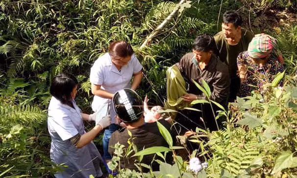 Bác sĩ đỡ đẻ cho thai phụ ngay dưới khe núi. Ảnh: Chung Nguyễn.