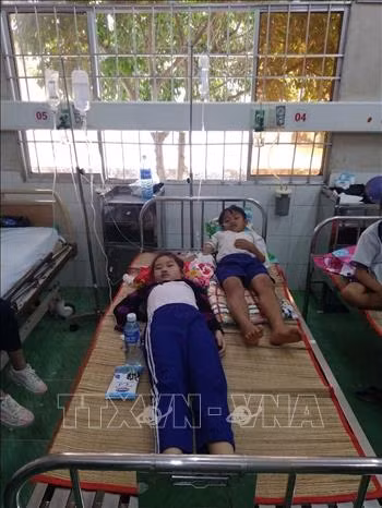 Các em học sinh điều trị tại Bệnh viện đa khoa huyện Trần Văn Thời sau khi xảy ra vụ việc.