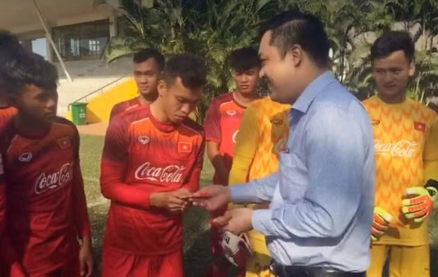  Ông Cao Văn Chóng thăm và động viên U22 Việt Nam.