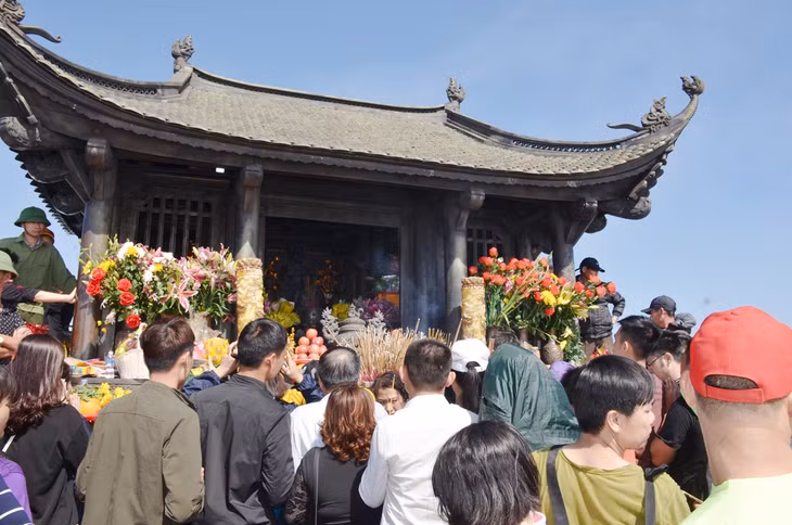 Du khách tham quan và chiêm bái chùa Đồng Yên Tử
