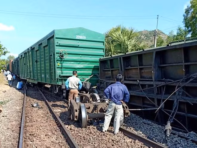 Sự cố tàu hàng trật bánh tại ga Suối Vận, huyện Tánh Linh, tỉnh Bình Thuận. (Nguồn ảnh: CLB đam mê Đường sắt)