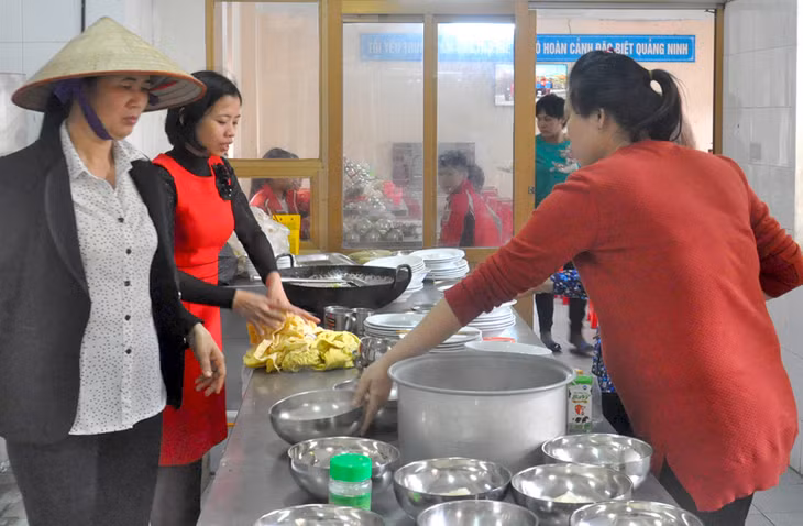 Cán bộ, nhân viên Cơ sở Bảo trợ, chăm sóc trẻ em có hoàn cảnh đặc biệt tất bật chuẩn bị bữa tất niên cho các con.