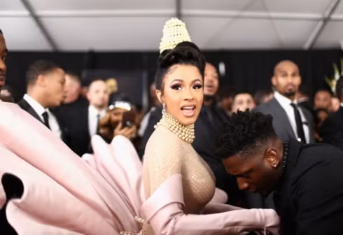 Cardi B cũng đã có một đêm mãn nguyện với giải thưởng lớn về tay.