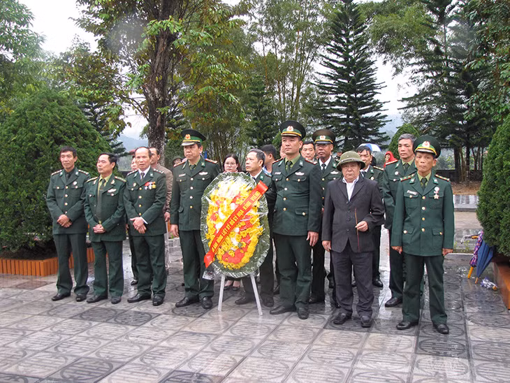 Đại diện gia đình liệt sĩ, Anh hùng LLVT nhân dân, Đồn phó Đỗ Sĩ Họa cũng có mặt rất sớm.