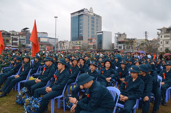 Trong đợt giao quân này Cẩm Phả có trên 150 thanh niên viết đơn tình nguyện lên đường nhập ngũ.