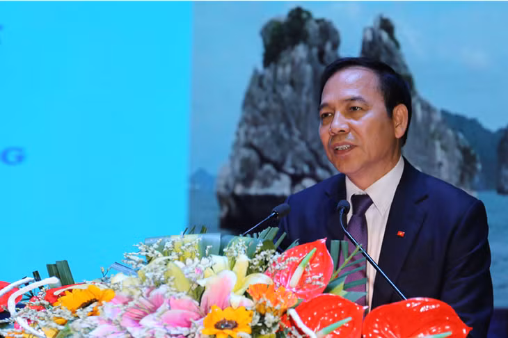 Đồng chí Phó Chủ tịch Thường trực UBND tỉnh Quảng Ninh Đặng Huy Hậu phát biểu tại hội nghị.