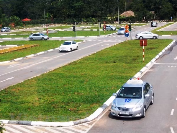 Thực hành dạy lái xe tại một cơ sở đào tạo giấy phép lái xe ôtô. (Ảnh: Việt Hùng/Vietnam+)