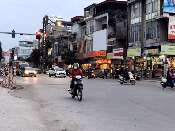 Tuy nhiên, khi không có lực lượng CSGT túc trực, rất nhiều người dân từ học sinh, thanh niên cho tới người lớn đều ngang nhiên vượt đèn đỏ tại Nga ba Cứu Hỏa.