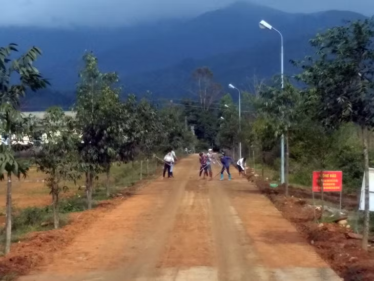 Người dân xã Hải Sơn cùng với cán bộ, chiến sỹ Đồn Biên phòng Pò Hèn vệ sinh, chỉnh trang đường vào Đài tưởng niệm các Anh hùng Liệt sỹ Pò Hèn.