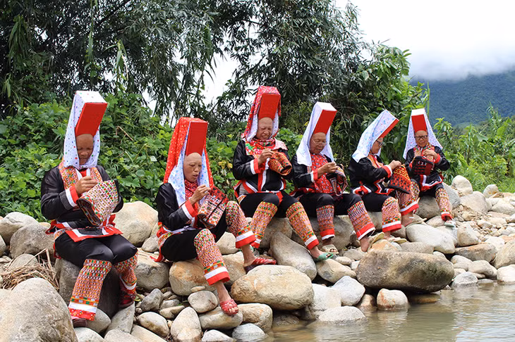 Phụ nữ Dao thêu hoa văn trên trang phục vào những lúc nông nhàn.