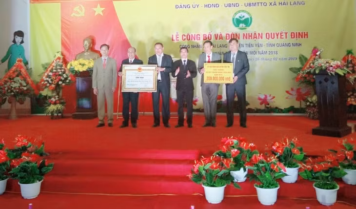 Tập thể lãnh đạo xã Hải Lạng đốn quyết định công nhận xã đạt chuẩn nông thôn mới
