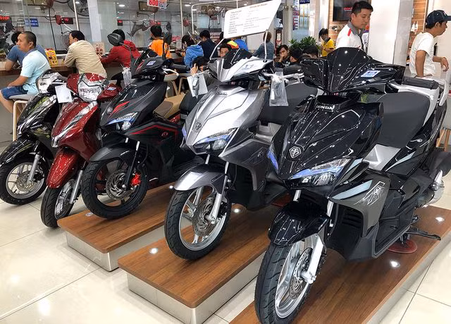 Nhiều đại lý cho rằng đây là tháng thấp điểm mua xe nên tung khuyến mãi để kích cầu.