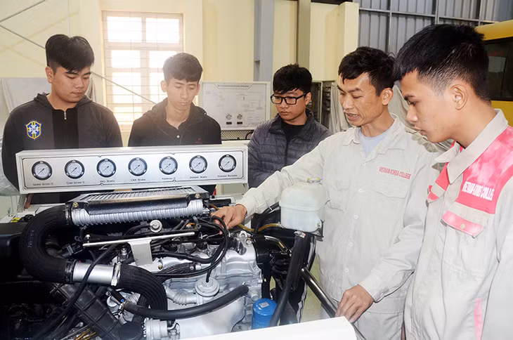 Sinh viên Trường Cao đẳng Việt - Hàn trong giờ thực hành nghề công nghệ ô tô.