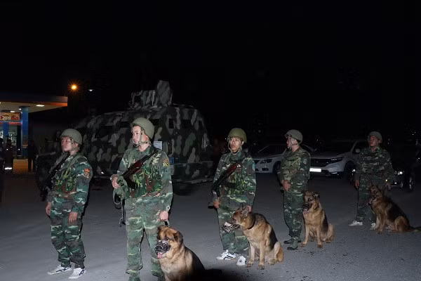 Lực lượng được điều động trong đêm truy tìm nghi can còn lại lẩn trốn trong rừng. Ảnh: Công an.
