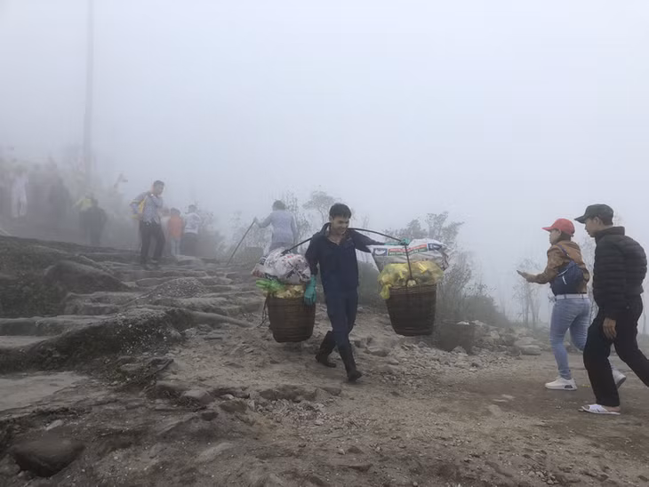Kết quả đó có được nhờ sự hoạt động hiệu quả của lực lượng thu gom rác, chủ yếu bằng sức người như thế này.