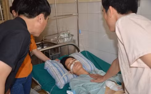 Đối tượng Lò Văn Luân cấp cứu, điều trị tại Bệnh viện đa khoa tỉnh Điện Biên (Ảnh: Công an tỉnh Điện Biên)