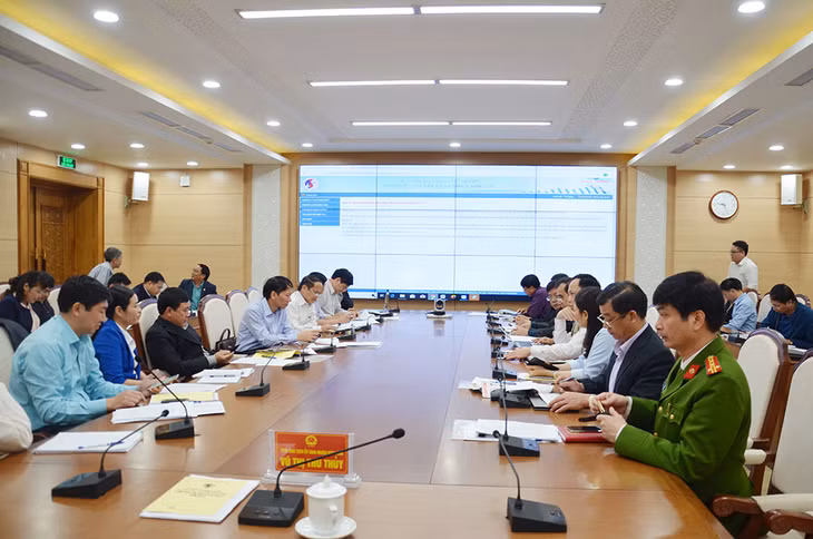 Các đại biểu tham dự cuộc họp được Cục Thống kê tỉnh tập huấn...
