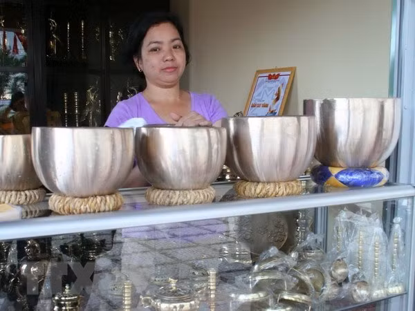 Bày bán các sản phẩm của nghề đúc đồng tại Phường Đúc, thành phố Huế. (Ảnh: Quốc Việt/TTXVN)
