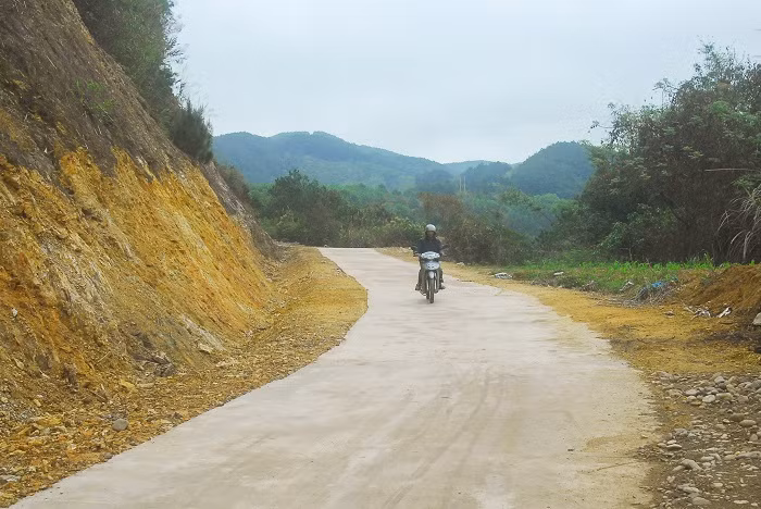 Cán bộ các thôn, bản đặc biệt khó khăn huyện Đầm Hà tham quan một mô hình trồng dưa lưới công nghệ cao trên địa bàn huyện. Ảnh Hoàng Giang