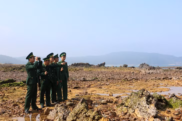 Các chiến sĩ Đồn Biên phòng đảm bảo tuần tra, kiểm soát giữ vững an ninh trật tự trên địa bàn