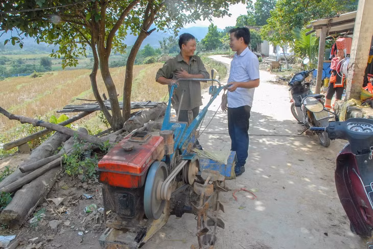Anh Bùi Xuân Chiều (bên phải) nắm tình hình đời sống người dân trong bản Nà Sa.