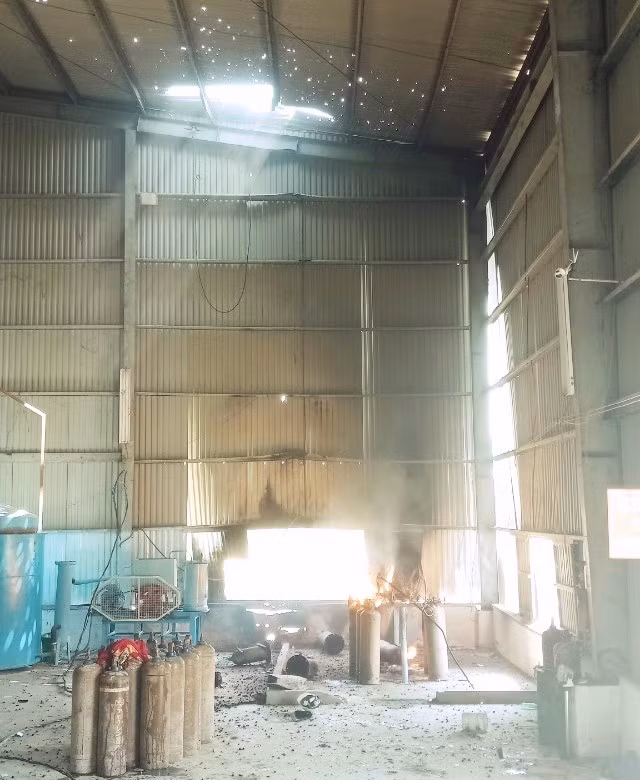 Vụ nổ khiến 3 công nhân vị thương nặng, nhà xưởng bị hư hỏng