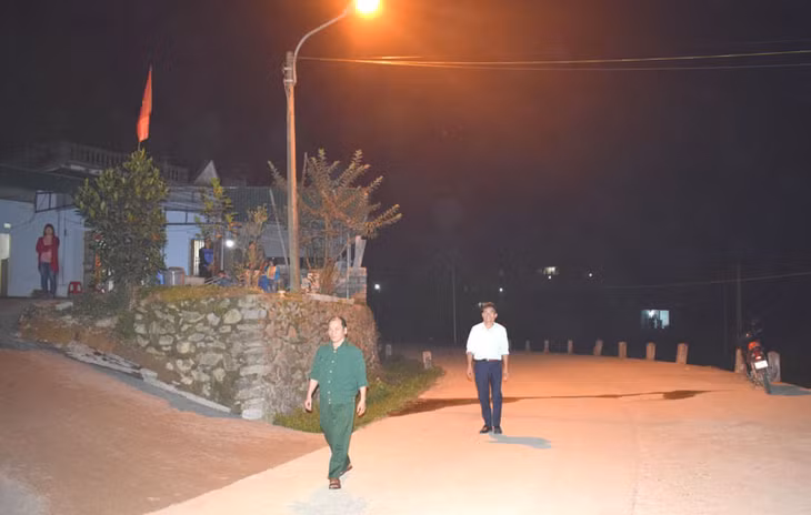 CCB Qúy (người đi trước) tự hào đi trên con đường thôn mà ông có nhiều công vận động người dân làm và thắp sáng con đường