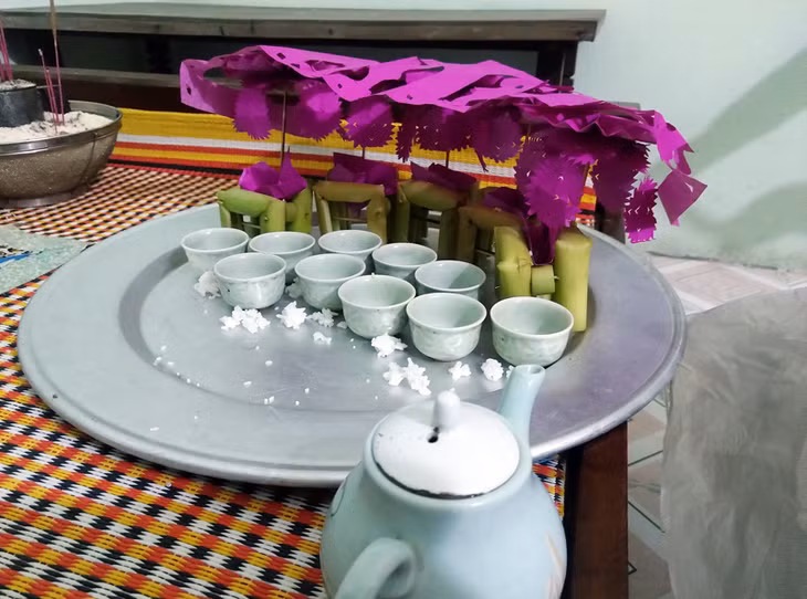 Bên cạnh lễ vật dâng lên Bà Mụ sẽ có mâm lễ cúng với rượu, 