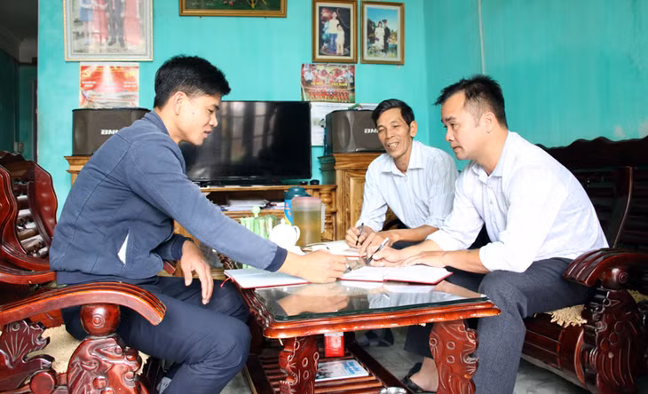 Cán bộ phường Nam Hòa trao đổi với Bí thư chi bộ, Trưởng ban CTMT chi bộ khu phố 5 định hướng một số nội dung sinh hoạt chi bộ.