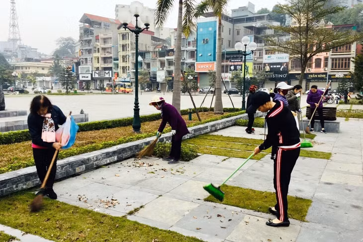 ra quân của Cụm thi đua số 1 gồm 6 phường trung tâm, vệ sinh ở đài tưởng niệm Vũ văn hiếu e nhé!