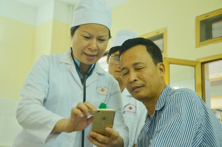 Bác sĩ Khoa Nội Tim mạch, Bệnh viện Đa khoa tỉnh chia sẻ với bệnh nhân.