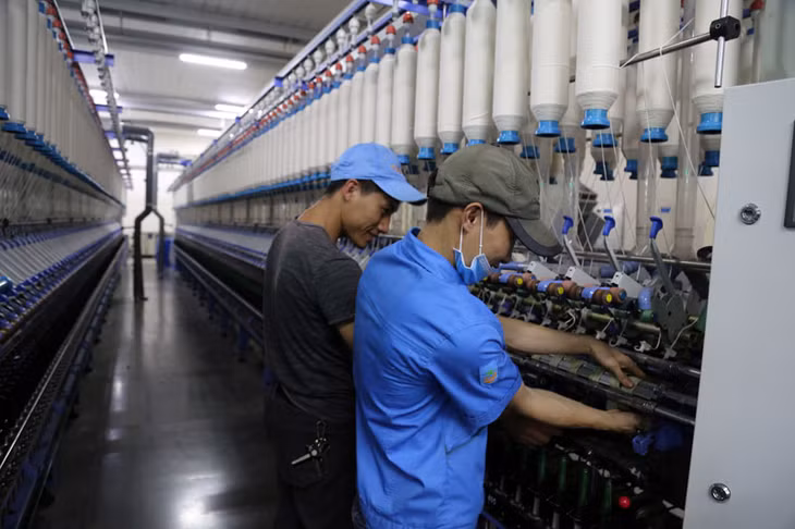 Công nhân Công ty TNHH Khoa học kỹ thuật Texhong Ngân Hà sau dịp nghỉ tết đã trở lại sản xuất. Ảnh: Hữu Việt