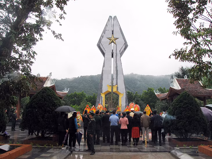 Trong ngày đã có trên 1.000 lượt CCB, đoàn công tác thuộc các ban, ngành, đoàn thể, địa phương, đồn biên phòng, lực lượng vũ trang, trường học trong tỉnh tới dâng hương, tưởng niệm các anh hùng liệt sỹ.
