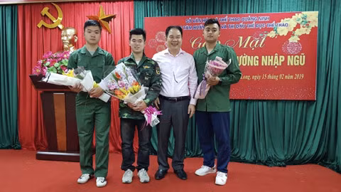 Lãnh đạo Trung tâm Huấn luyện và Thi đấu TDTT tỉnh tặng hoa chức mừng 3 VĐV 