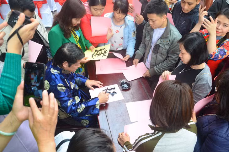 Người trẻ thường xin những chữ như: Phúc, Đức, Thọ, Khang để kính tặng ông bà cha mẹ. Trong ảnh: Một 