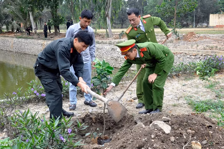 CBCS các Phòng nghiệp vụ Công an tỉnh trồng cây tại khuôn viên đơn vị Công an tỉnh.