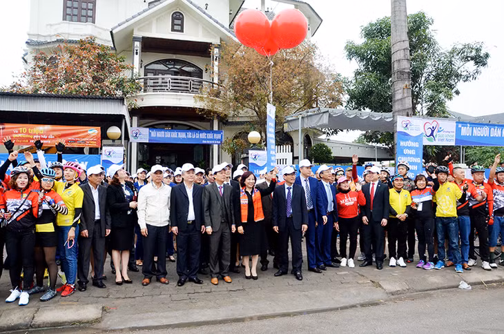 Đại biểu Quảng Ninh thả bóng bay mang thông điệp sức khỏe.